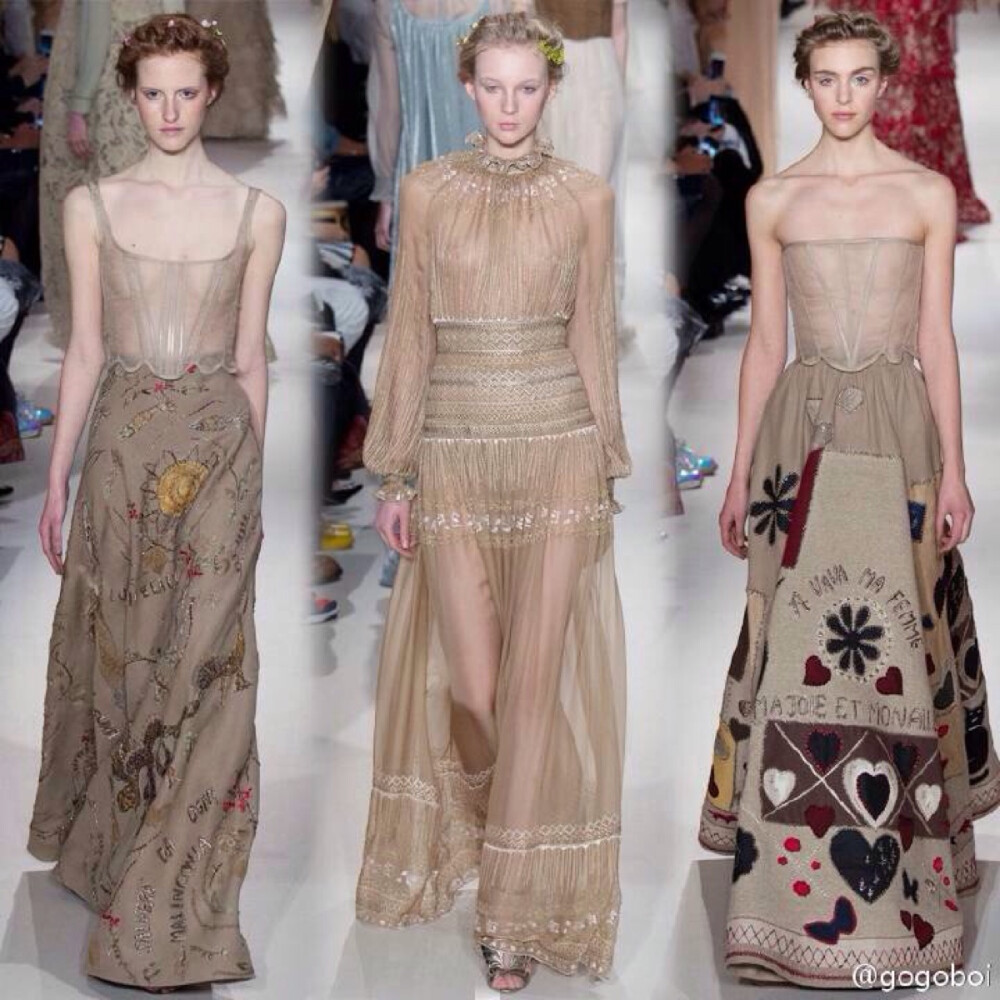 Valentino 2015春夏高定系列的主题是爱，但是要比爱情浪漫一百倍。他们的灵感来自俄罗斯画家夏加尔，还把莎士比亚和但丁的作品，甚至意大利流行歌曲的歌词写在了衣服上。除了有华丽繁复的俄罗斯宫廷风，还有星星、云朵、花鸟、风筝……就像爱情的各种滋味。哪怕主题是垃圾，他们都能做得跟梦一样美吧。