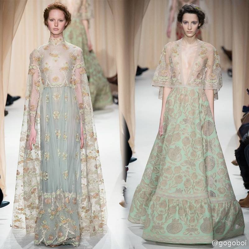 Valentino 2015春夏高定系列的主题是爱，但是要比爱情浪漫一百倍。他们的灵感来自俄罗斯画家夏加尔，还把莎士比亚和但丁的作品，甚至意大利流行歌曲的歌词写在了衣服上。除了有华丽繁复的俄罗斯宫廷风，还有星星、云朵、花鸟、风筝……就像爱情的各种滋味。哪怕主题是垃圾，他们都能做得跟梦一样美吧。（gogoboi）