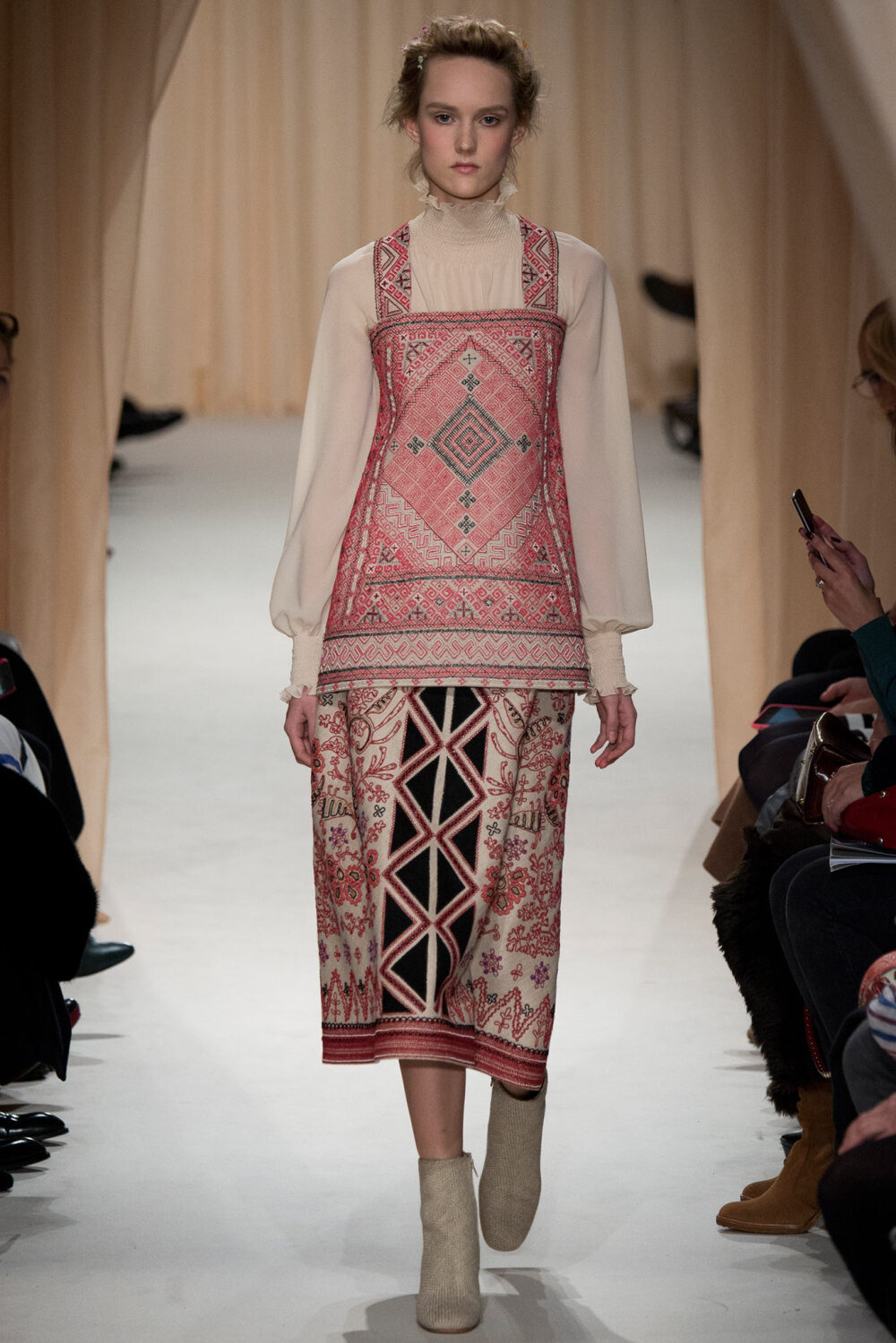 Valentino Spring 2015 Couture。 华伦天奴2015春夏高级定制秀，将童话、东欧民族元素、中世纪宫廷与教会风格不着痕迹地融于一炉，这样的盛景，大概也只有在Valentino2015春夏高定秀上才能见得到了。该系列灵感源自莎士比亚戏剧、但丁的神曲、法国画家马克·夏卡尔的画作等。也表现出强烈的东欧民族特色，无论是色彩、材质、图案，还是最具特点的刺绣。虽则仍是雪纺、刺绣、天鹅绒的高定老三样，但能一如既往高水准发挥，工巧精妍，却艳而不俗。