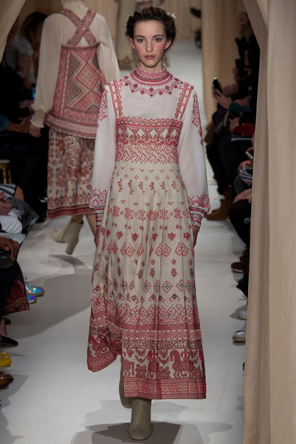 Valentino Spring 2015 Couture。 华伦天奴2015春夏高级定制秀，将童话、东欧民族元素、中世纪宫廷与教会风格不着痕迹地融于一炉，这样的盛景，大概也只有在Valentino2015春夏高定秀上才能见得到了。该系列灵感源自莎士比亚戏剧、但丁的神曲、法国画家马克·夏卡尔的画作等。也表现出强烈的东欧民族特色，无论是色彩、材质、图案，还是最具特点的刺绣。虽则仍是雪纺、刺绣、天鹅绒的高定老三样，但能一如既往高水准发挥，工巧精妍，却艳而不俗。