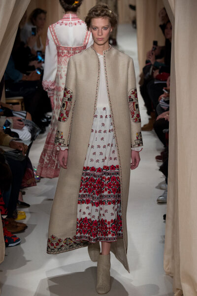 Valentino Spring 2015 Couture。 华伦天奴2015春夏高级定制秀，将童话、东欧民族元素、中世纪宫廷与教会风格不着痕迹地融于一炉，这样的盛景，大概也只有在Valentino2015春夏高定秀上才能见得到了。该系列灵感源自…