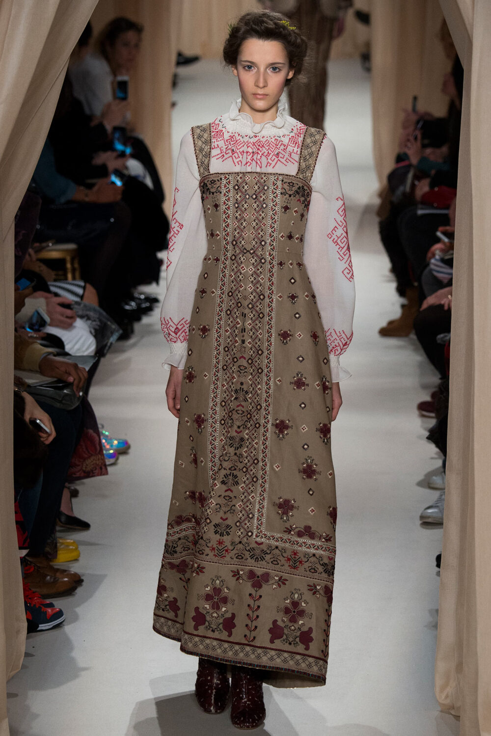 Valentino Spring 2015 Couture。 华伦天奴2015春夏高级定制秀，将童话、东欧民族元素、中世纪宫廷与教会风格不着痕迹地融于一炉，这样的盛景，大概也只有在Valentino2015春夏高定秀上才能见得到了。该系列灵感源自莎士比亚戏剧、但丁的神曲、法国画家马克·夏卡尔的画作等。也表现出强烈的东欧民族特色，无论是色彩、材质、图案，还是最具特点的刺绣。虽则仍是雪纺、刺绣、天鹅绒的高定老三样，但能一如既往高水准发挥，工巧精妍，却艳而不俗。