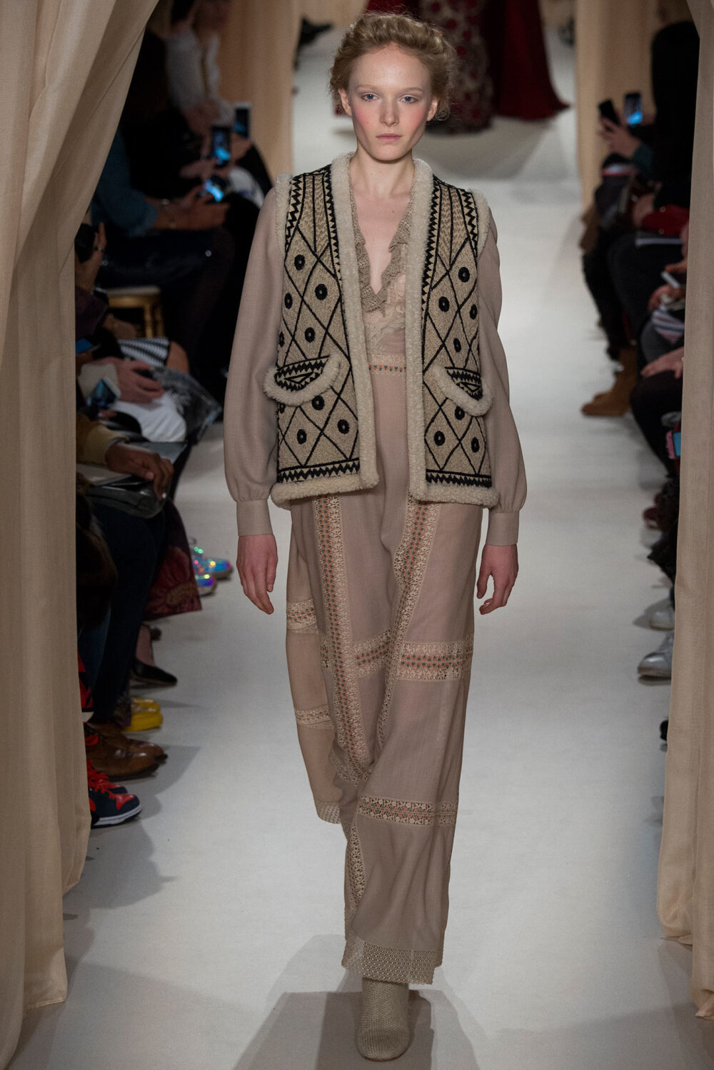 Valentino Spring 2015 Couture。 华伦天奴2015春夏高级定制秀，将童话、东欧民族元素、中世纪宫廷与教会风格不着痕迹地融于一炉，这样的盛景，大概也只有在Valentino2015春夏高定秀上才能见得到了。该系列灵感源自莎士比亚戏剧、但丁的神曲、法国画家马克·夏卡尔的画作等。也表现出强烈的东欧民族特色，无论是色彩、材质、图案，还是最具特点的刺绣。虽则仍是雪纺、刺绣、天鹅绒的高定老三样，但能一如既往高水准发挥，工巧精妍，却艳而不俗。