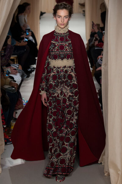 Valentino Spring 2015 Couture。 华伦天奴2015春夏高级定制秀，将童话、东欧民族元素、中世纪宫廷与教会风格不着痕迹地融于一炉，这样的盛景，大概也只有在Valentino2015春夏高定秀上才能见得到了。该系列灵感源自…