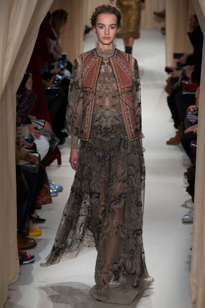 Valentino Spring 2015 Couture。 华伦天奴2015春夏高级定制秀，将童话、东欧民族元素、中世纪宫廷与教会风格不着痕迹地融于一炉，这样的盛景，大概也只有在Valentino2015春夏高定秀上才能见得到了。该系列灵感源自…