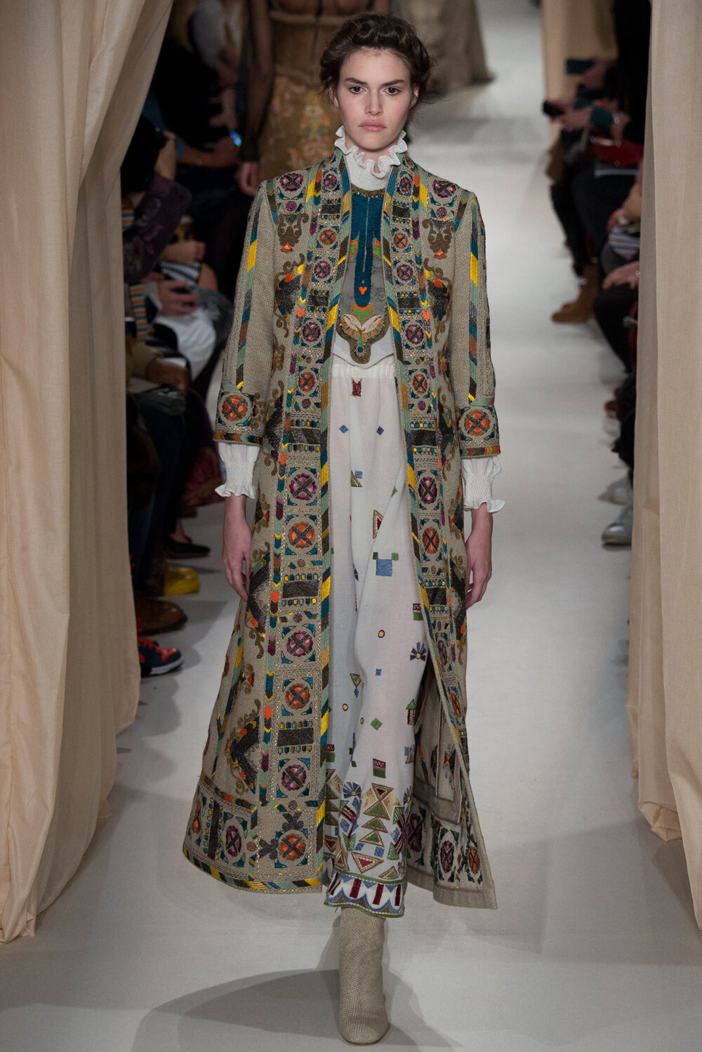 Valentino Spring 2015 Couture。 华伦天奴2015春夏高级定制秀，将童话、东欧民族元素、中世纪宫廷与教会风格不着痕迹地融于一炉，这样的盛景，大概也只有在Valentino2015春夏高定秀上才能见得到了。该系列灵感源自莎士比亚戏剧、但丁的神曲、法国画家马克·夏卡尔的画作等。也表现出强烈的东欧民族特色，无论是色彩、材质、图案，还是最具特点的刺绣。虽则仍是雪纺、刺绣、天鹅绒的高定老三样，但能一如既往高水准发挥，工巧精妍，却艳而不俗。