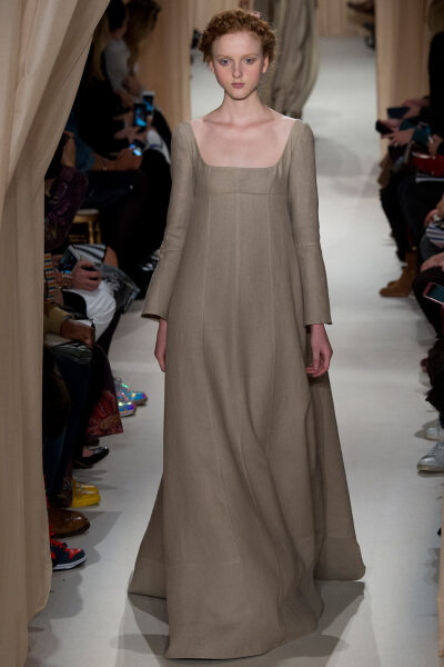 Valentino Spring 2015 Couture。 华伦天奴2015春夏高级定制秀，将童话、东欧民族元素、中世纪宫廷与教会风格不着痕迹地融于一炉，这样的盛景，大概也只有在Valentino2015春夏高定秀上才能见得到了。该系列灵感源自…