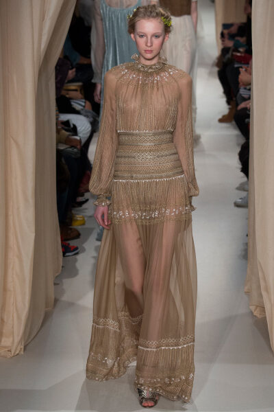 Valentino Spring 2015 Couture。 华伦天奴2015春夏高级定制秀，将童话、东欧民族元素、中世纪宫廷与教会风格不着痕迹地融于一炉，这样的盛景，大概也只有在Valentino2015春夏高定秀上才能见得到了。该系列灵感源自…