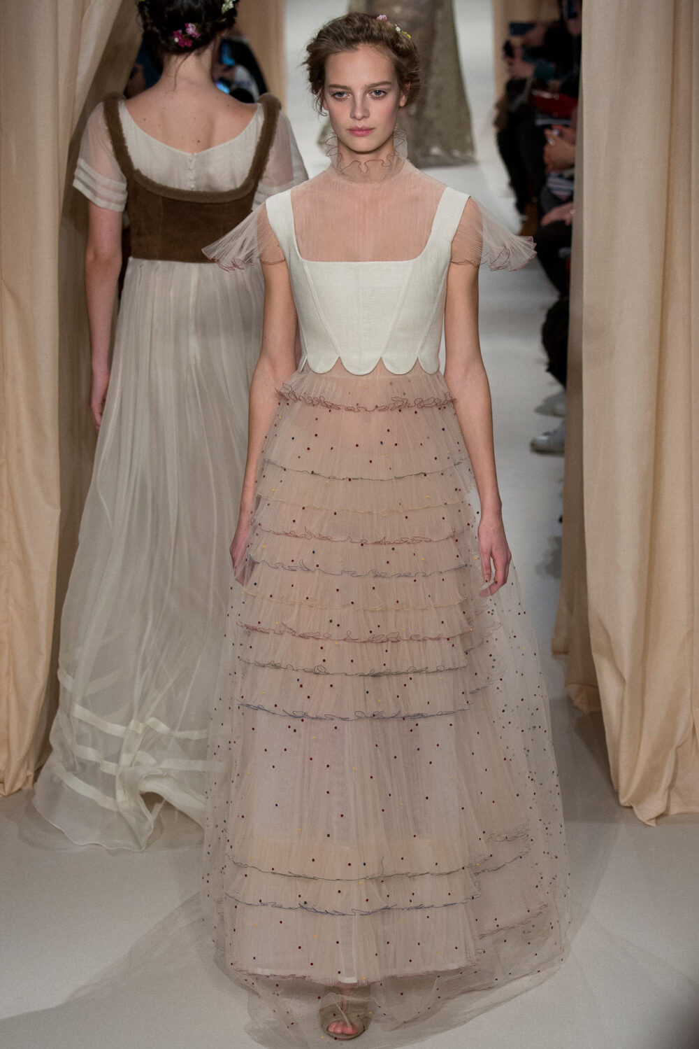 Valentino Spring 2015 Couture。 华伦天奴2015春夏高级定制秀，将童话、东欧民族元素、中世纪宫廷与教会风格不着痕迹地融于一炉，这样的盛景，大概也只有在Valentino2015春夏高定秀上才能见得到了。该系列灵感源自莎士比亚戏剧、但丁的神曲、法国画家马克·夏卡尔的画作等。也表现出强烈的东欧民族特色，无论是色彩、材质、图案，还是最具特点的刺绣。虽则仍是雪纺、刺绣、天鹅绒的高定老三样，但能一如既往高水准发挥，工巧精妍，却艳而不俗。