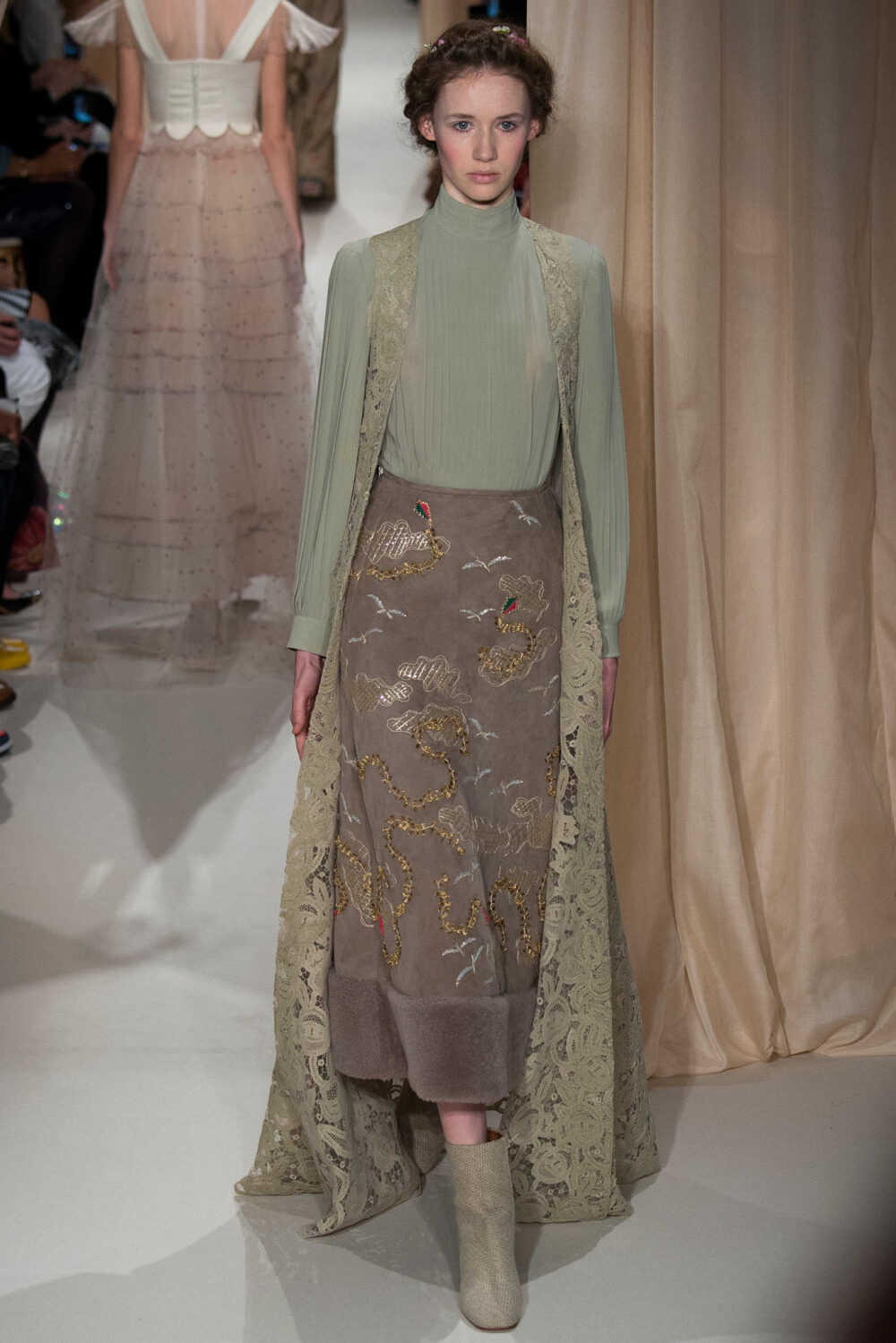 Valentino Spring 2015 Couture。 华伦天奴2015春夏高级定制秀，将童话、东欧民族元素、中世纪宫廷与教会风格不着痕迹地融于一炉，这样的盛景，大概也只有在Valentino2015春夏高定秀上才能见得到了。该系列灵感源自莎士比亚戏剧、但丁的神曲、法国画家马克·夏卡尔的画作等。也表现出强烈的东欧民族特色，无论是色彩、材质、图案，还是最具特点的刺绣。虽则仍是雪纺、刺绣、天鹅绒的高定老三样，但能一如既往高水准发挥，工巧精妍，却艳而不俗。