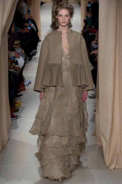 Valentino Spring 2015 Couture。 华伦天奴2015春夏高级定制秀，将童话、东欧民族元素、中世纪宫廷与教会风格不着痕迹地融于一炉，这样的盛景，大概也只有在Valentino2015春夏高定秀上才能见得到了。该系列灵感源自…