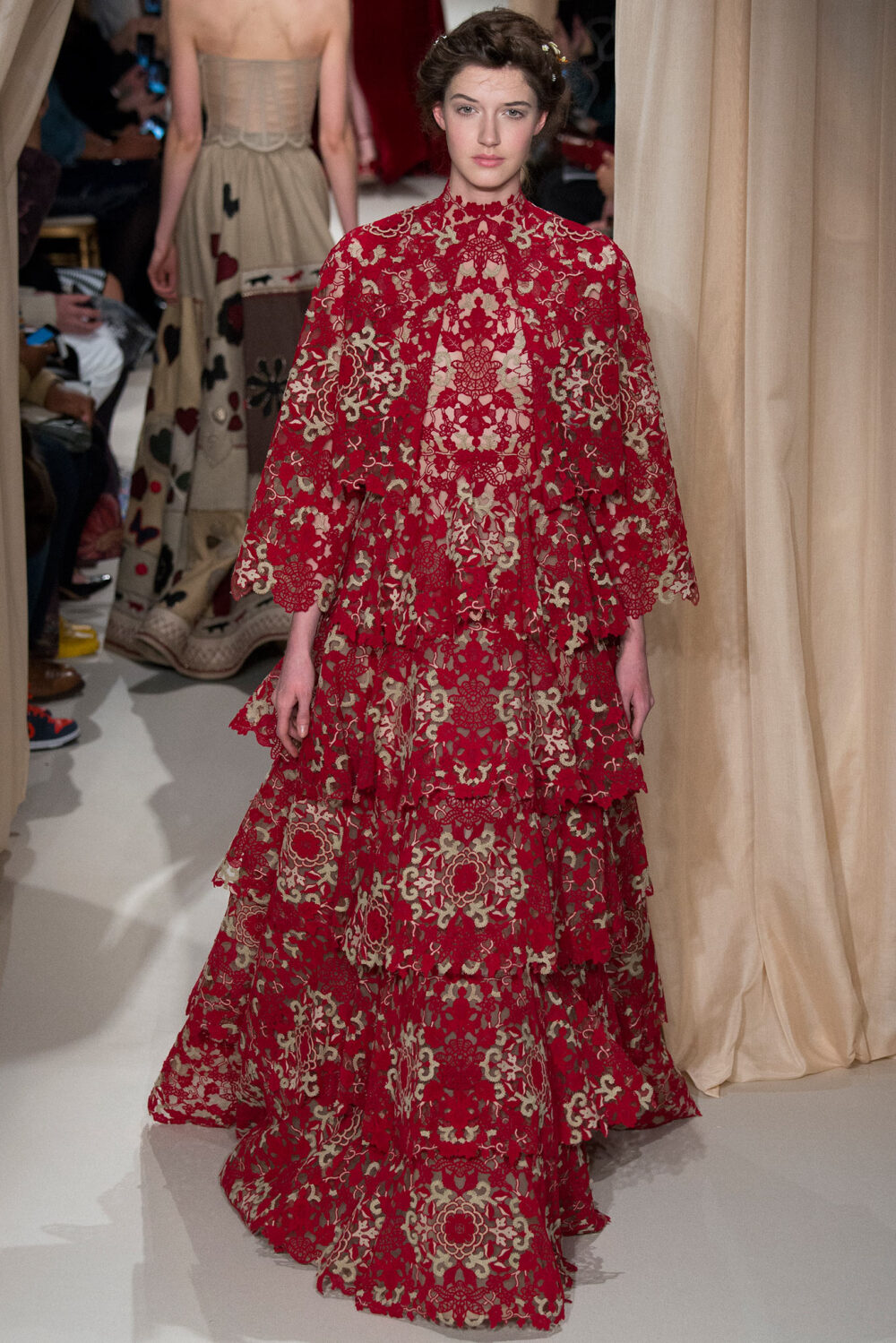 Valentino Spring 2015 Couture。 华伦天奴2015春夏高级定制秀，将童话、东欧民族元素、中世纪宫廷与教会风格不着痕迹地融于一炉，这样的盛景，大概也只有在Valentino2015春夏高定秀上才能见得到了。该系列灵感源自莎士比亚戏剧、但丁的神曲、法国画家马克·夏卡尔的画作等。也表现出强烈的东欧民族特色，无论是色彩、材质、图案，还是最具特点的刺绣。虽则仍是雪纺、刺绣、天鹅绒的高定老三样，但能一如既往高水准发挥，工巧精妍，却艳而不俗。