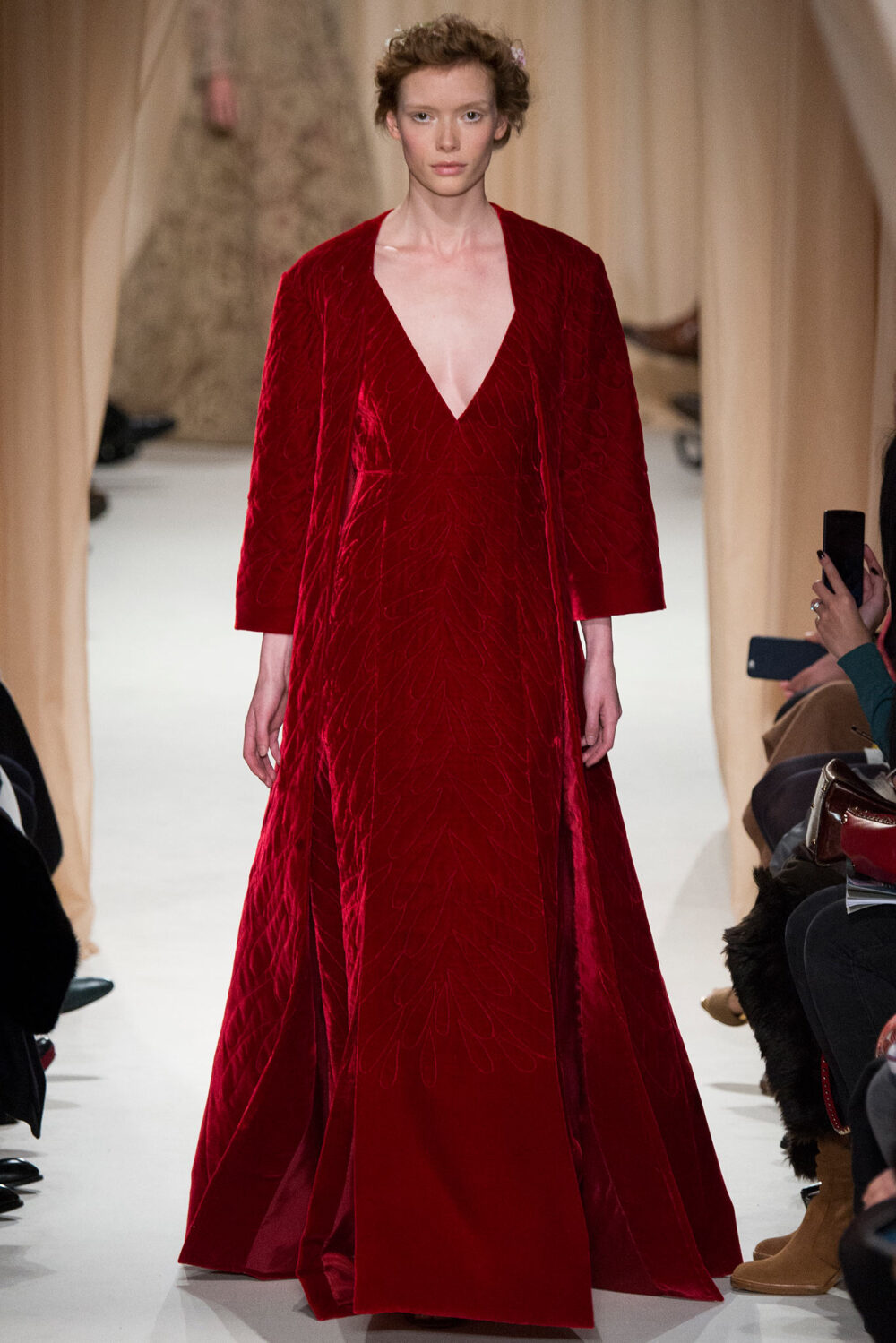 Valentino Spring 2015 Couture。 华伦天奴2015春夏高级定制秀，将童话、东欧民族元素、中世纪宫廷与教会风格不着痕迹地融于一炉，这样的盛景，大概也只有在Valentino2015春夏高定秀上才能见得到了。该系列灵感源自莎士比亚戏剧、但丁的神曲、法国画家马克·夏卡尔的画作等。也表现出强烈的东欧民族特色，无论是色彩、材质、图案，还是最具特点的刺绣。虽则仍是雪纺、刺绣、天鹅绒的高定老三样，但能一如既往高水准发挥，工巧精妍，却艳而不俗。