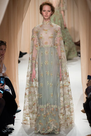 Valentino Spring 2015 Couture。 华伦天奴2015春夏高级定制秀，将童话、东欧民族元素、中世纪宫廷与教会风格不着痕迹地融于一炉，这样的盛景，大概也只有在Valentino2015春夏高定秀上才能见得到了。该系列灵感源自莎士比亚戏剧、但丁的神曲、法国画家马克·夏卡尔的画作等。也表现出强烈的东欧民族特色，无论是色彩、材质、图案，还是最具特点的刺绣。虽则仍是雪纺、刺绣、天鹅绒的高定老三样，但能一如既往高水准发挥，工巧精妍，却艳而不俗。