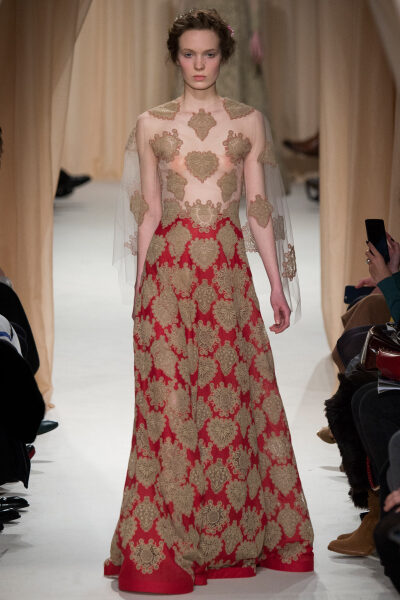 Valentino Spring 2015 Couture。 华伦天奴2015春夏高级定制秀，将童话、东欧民族元素、中世纪宫廷与教会风格不着痕迹地融于一炉，这样的盛景，大概也只有在Valentino2015春夏高定秀上才能见得到了。该系列灵感源自…