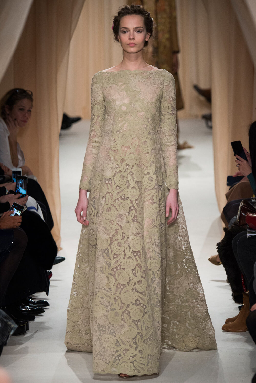 Valentino Spring 2015 Couture。 华伦天奴2015春夏高级定制秀，将童话、东欧民族元素、中世纪宫廷与教会风格不着痕迹地融于一炉，这样的盛景，大概也只有在Valentino2015春夏高定秀上才能见得到了。该系列灵感源自莎士比亚戏剧、但丁的神曲、法国画家马克·夏卡尔的画作等。也表现出强烈的东欧民族特色，无论是色彩、材质、图案，还是最具特点的刺绣。虽则仍是雪纺、刺绣、天鹅绒的高定老三样，但能一如既往高水准发挥，工巧精妍，却艳而不俗。