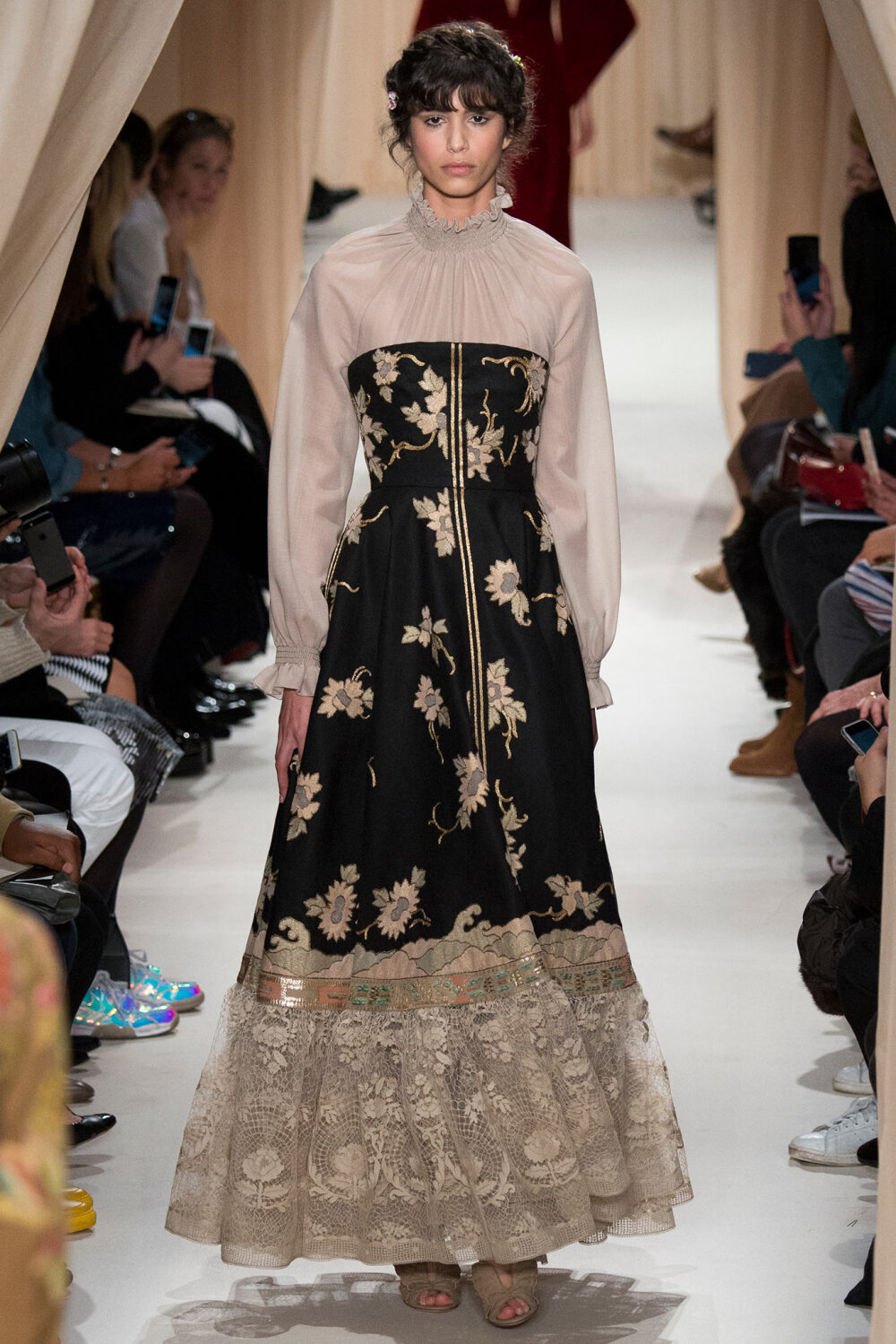 Valentino Spring 2015 Couture。 华伦天奴2015春夏高级定制秀，将童话、东欧民族元素、中世纪宫廷与教会风格不着痕迹地融于一炉，这样的盛景，大概也只有在Valentino2015春夏高定秀上才能见得到了。该系列灵感源自莎士比亚戏剧、但丁的神曲、法国画家马克·夏卡尔的画作等。也表现出强烈的东欧民族特色，无论是色彩、材质、图案，还是最具特点的刺绣。虽则仍是雪纺、刺绣、天鹅绒的高定老三样，但能一如既往高水准发挥，工巧精妍，却艳而不俗。