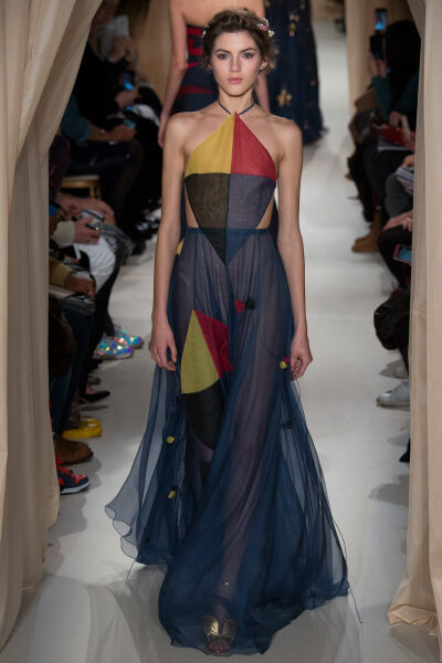 Valentino Spring 2015 Couture。 华伦天奴2015春夏高级定制秀，将童话、东欧民族元素、中世纪宫廷与教会风格不着痕迹地融于一炉，这样的盛景，大概也只有在Valentino2015春夏高定秀上才能见得到了。该系列灵感源自…