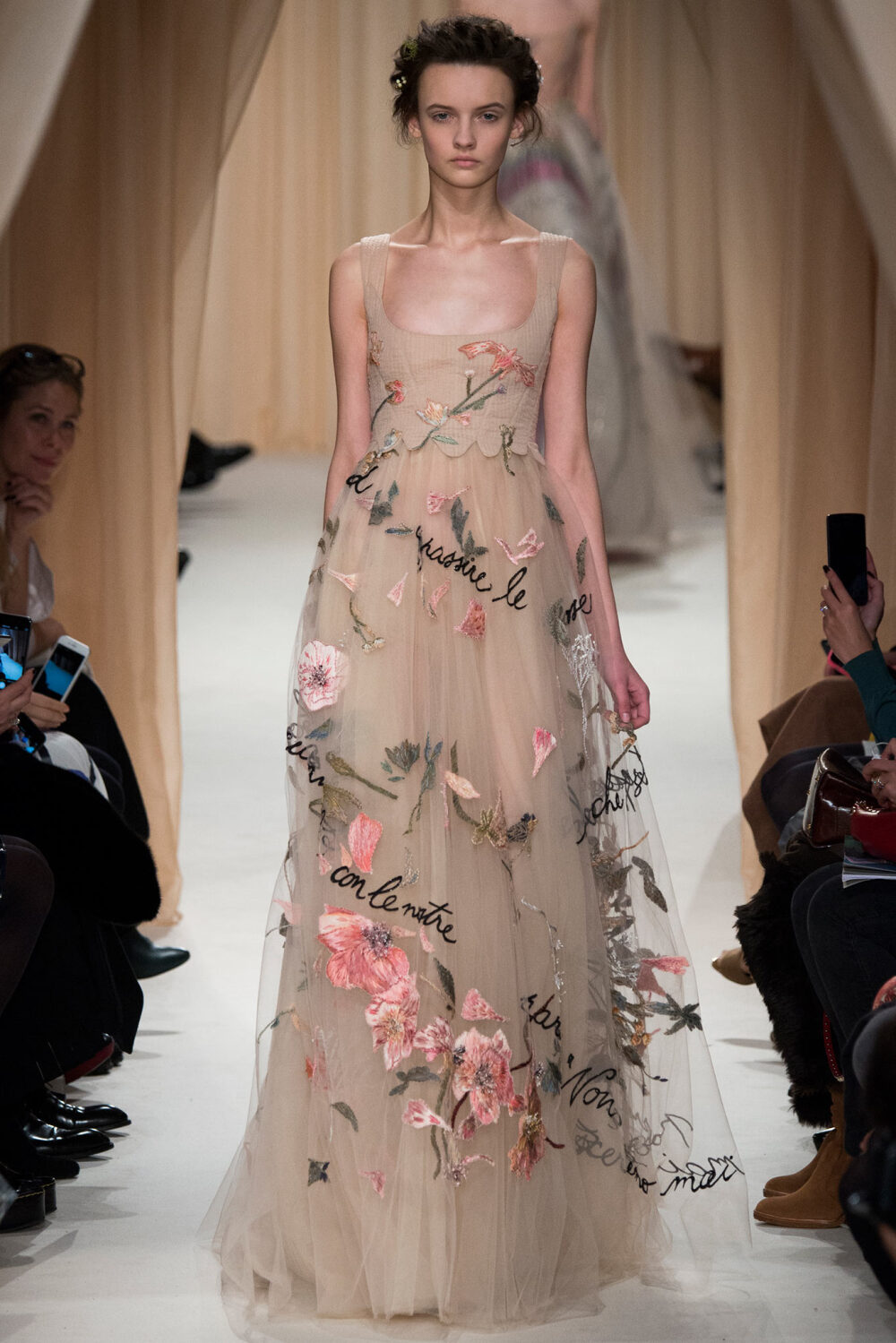 Valentino Spring 2015 Couture。 华伦天奴2015春夏高级定制秀，将童话、东欧民族元素、中世纪宫廷与教会风格不着痕迹地融于一炉，这样的盛景，大概也只有在Valentino2015春夏高定秀上才能见得到了。该系列灵感源自莎士比亚戏剧、但丁的神曲、法国画家马克·夏卡尔的画作等。也表现出强烈的东欧民族特色，无论是色彩、材质、图案，还是最具特点的刺绣。虽则仍是雪纺、刺绣、天鹅绒的高定老三样，但能一如既往高水准发挥，工巧精妍，却艳而不俗。