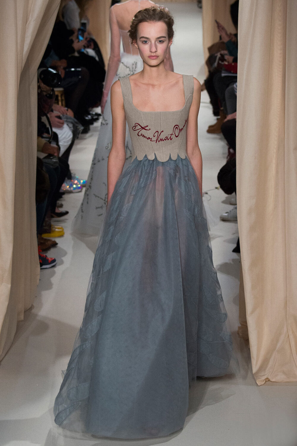 Valentino Spring 2015 Couture。 华伦天奴2015春夏高级定制秀，将童话、东欧民族元素、中世纪宫廷与教会风格不着痕迹地融于一炉，这样的盛景，大概也只有在Valentino2015春夏高定秀上才能见得到了。该系列灵感源自莎士比亚戏剧、但丁的神曲、法国画家马克·夏卡尔的画作等。也表现出强烈的东欧民族特色，无论是色彩、材质、图案，还是最具特点的刺绣。虽则仍是雪纺、刺绣、天鹅绒的高定老三样，但能一如既往高水准发挥，工巧精妍，却艳而不俗。