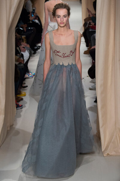 Valentino Spring 2015 Couture。 华伦天奴2015春夏高级定制秀，将童话、东欧民族元素、中世纪宫廷与教会风格不着痕迹地融于一炉，这样的盛景，大概也只有在Valentino2015春夏高定秀上才能见得到了。该系列灵感源自…