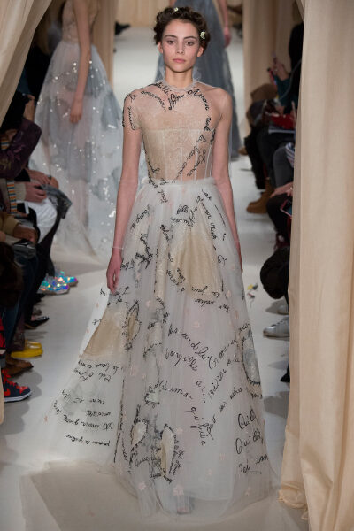 Valentino Spring 2015 Couture。 华伦天奴2015春夏高级定制秀，将童话、东欧民族元素、中世纪宫廷与教会风格不着痕迹地融于一炉，这样的盛景，大概也只有在Valentino2015春夏高定秀上才能见得到了。该系列灵感源自…