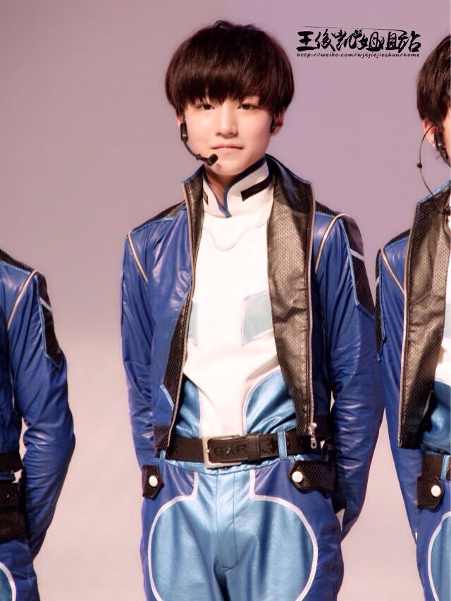 TFBOYS王俊凯 王俊凯 140805热力赛车发布会表演 cr.logo