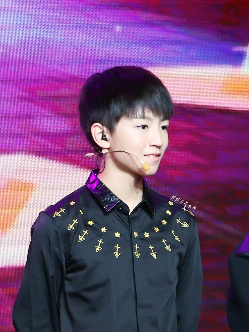 王俊凯 TFBOYS王俊凯 141125腾讯v视界表演 cr.logo