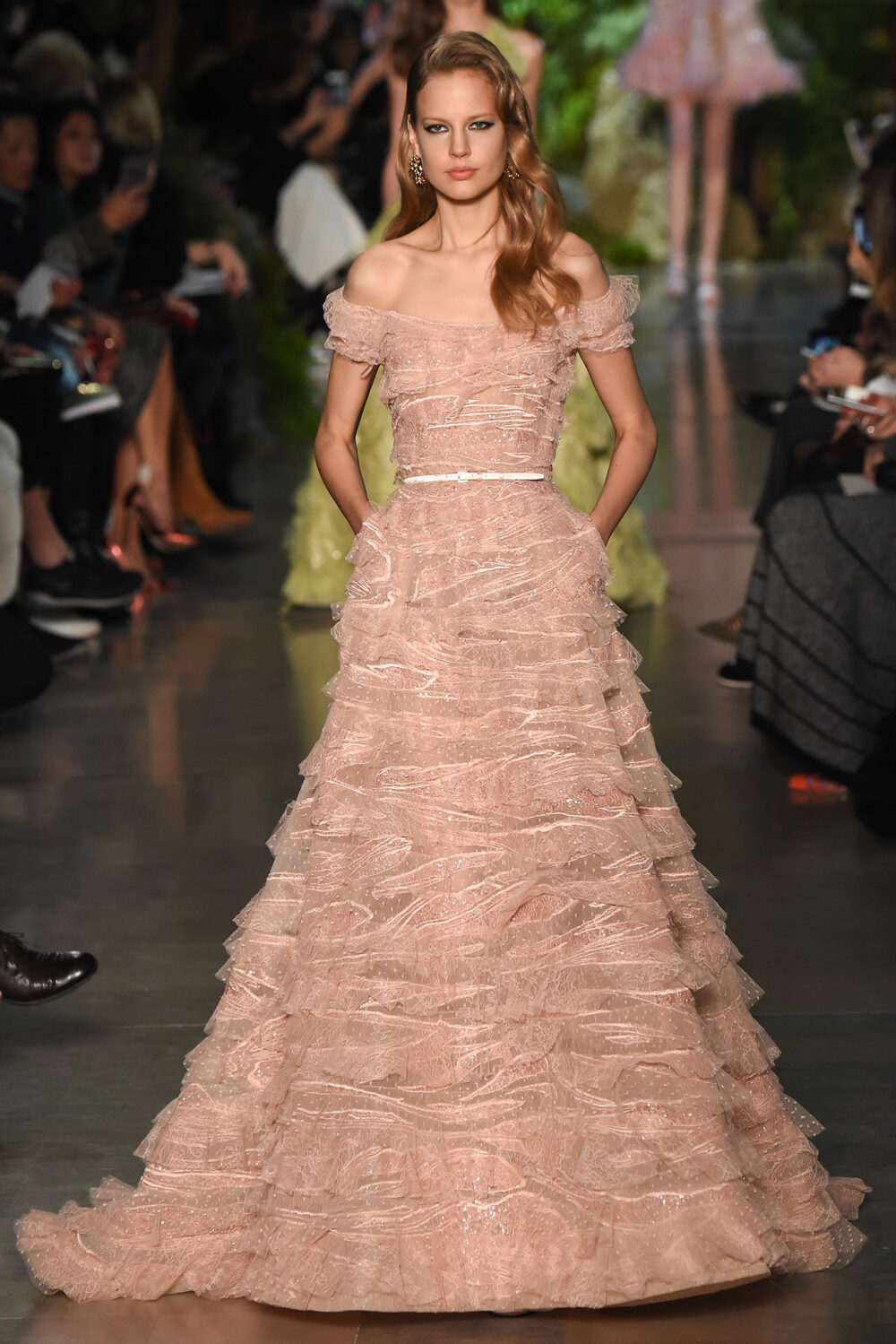Elie Saab Spring 2015 Couture。艾莉·萨博2015春夏巴黎高级定制时装周在一片片绿色植被花丛中拉开帷幕。本季，以“忧伤的挽歌”向家乡贝鲁特致敬，Elie Saab以“花”为主题，重笔墨于轻盈的流苏与立体花朵装饰之上，结合他对美的深刻理解，用亮片刺绣点缀于薄纱中，轻绢曼纱、珠罗蕾丝，宛若花仙精灵，美得令人窒息。