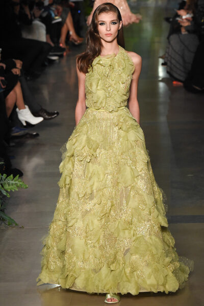 Elie Saab Spring 2015 Couture。艾莉·萨博2015春夏巴黎高级定制时装周在一片片绿色植被花丛中拉开帷幕。本季，以“忧伤的挽歌”向家乡贝鲁特致敬，Elie Saab以“花”为主题，重笔墨于轻盈的流苏与立体花朵装饰之上…