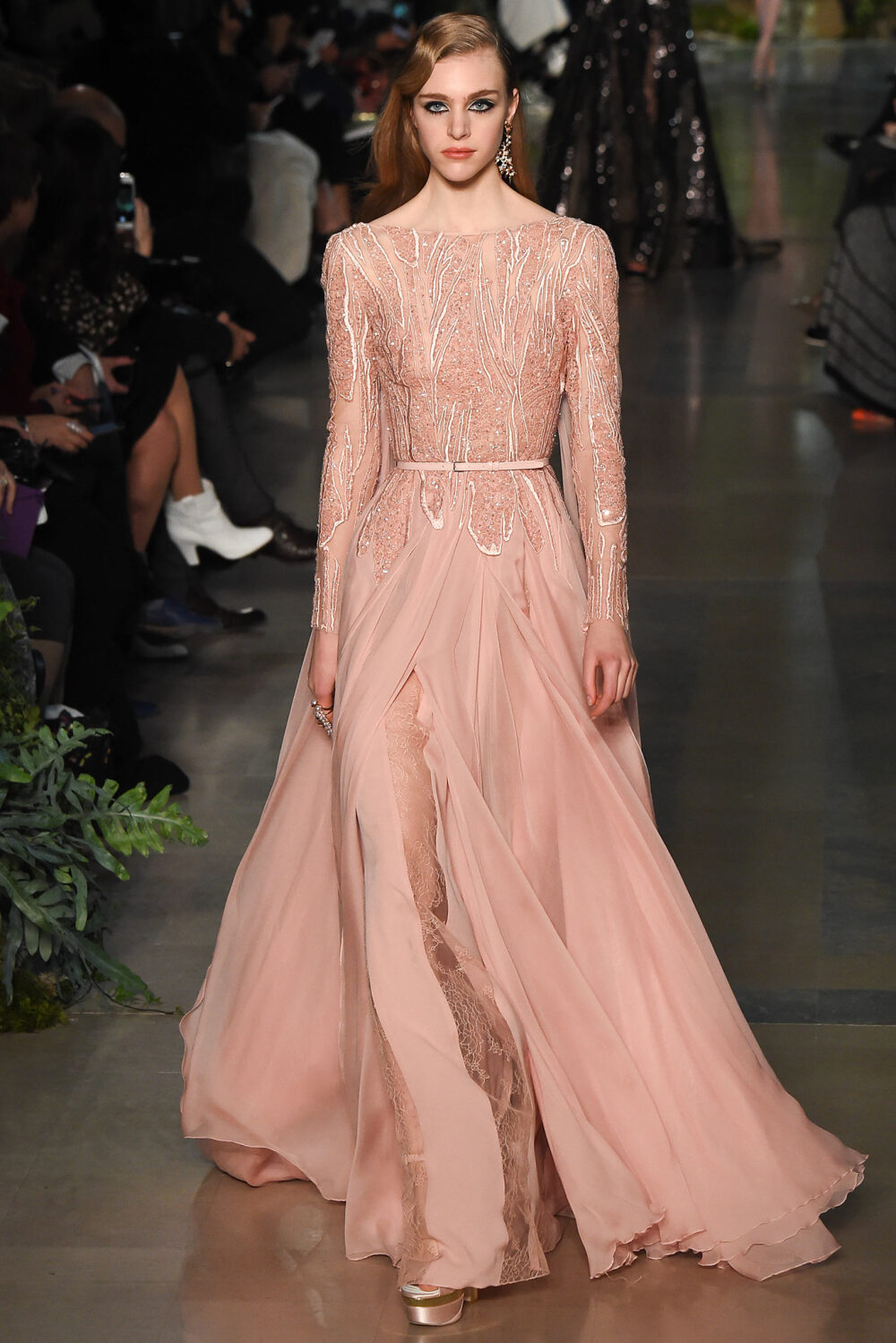 Elie Saab Spring 2015 Couture。艾莉·萨博2015春夏巴黎高级定制时装周在一片片绿色植被花丛中拉开帷幕。本季，以“忧伤的挽歌”向家乡贝鲁特致敬，Elie Saab以“花”为主题，重笔墨于轻盈的流苏与立体花朵装饰之上，结合他对美的深刻理解，用亮片刺绣点缀于薄纱中，轻绢曼纱、珠罗蕾丝，宛若花仙精灵，美得令人窒息。