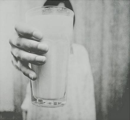 每天一杯牛奶，我一定会变白的吧～