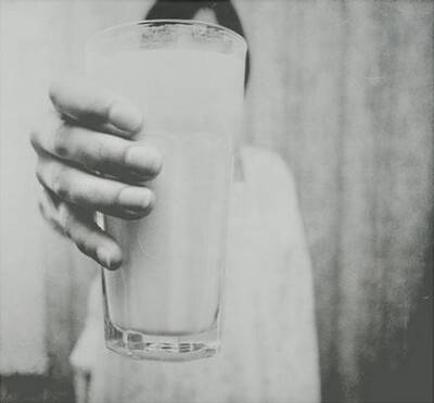 每天一杯牛奶，我一定会变白的吧～