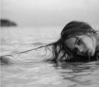 原来全部的付出并不能得到全部的回报，我宁愿你我之间滴水成冰或极致温柔，也不愿像现在这般，不温不火，可有可无。