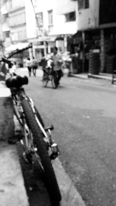 黑白的色彩，撩人的想念。虽然想说的与图无关。但是，我很烦