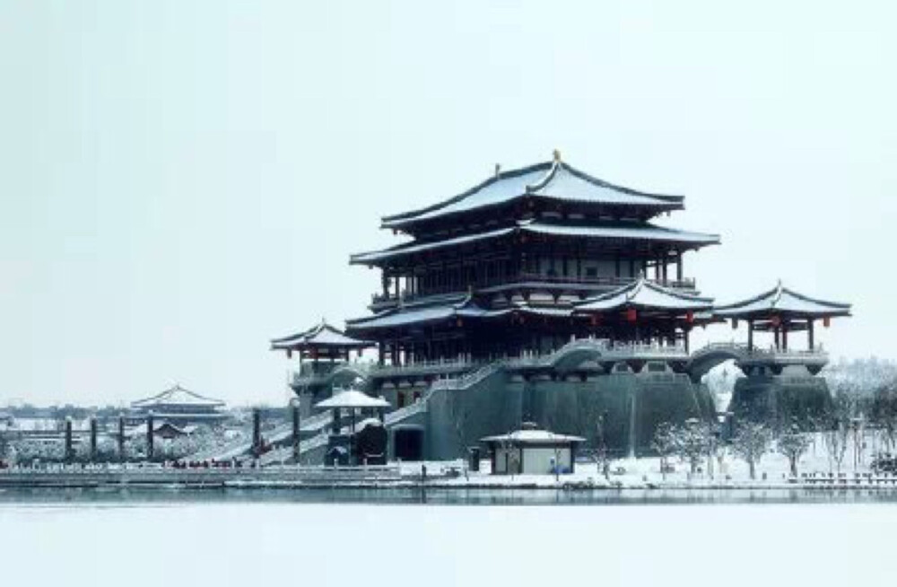 一朝红颜老，看尽长安雪