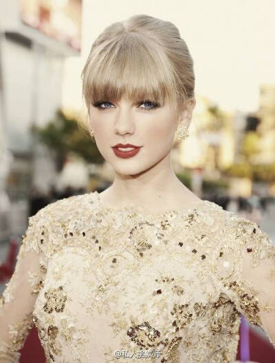 身高1米8 ，腿长1米1 ，6国混血 ，美国乡村流行音乐的小天后Taylor Swift ，美到哭 ，唱歌极好，上帝给了她能给的一切。