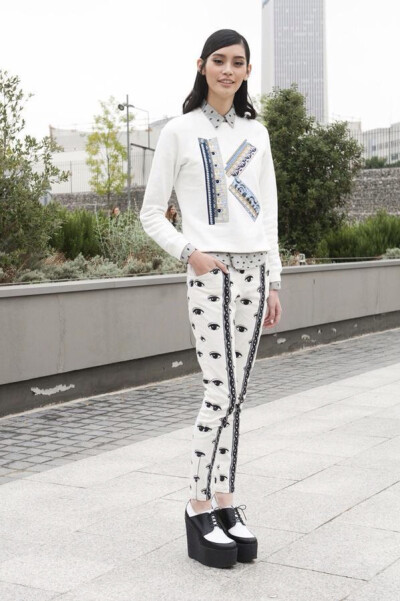 #超模#-奚梦瑶（Ming Xi）鬼马温婉可人儿，高分街拍Look...So Fashion！