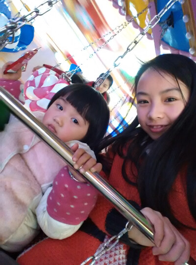 和丫丫一起玩飞天椅