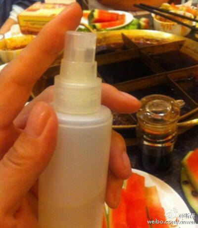 【新技能get√】【教你自制消除火锅味喷剂】吃火锅，饭后同事拿出一个小喷壶，衣服上下一喷，火锅味全无！100ml纯净水+2滴柠檬+2滴尤加利。冬天经常吃火锅，消除气味，就这么简单！（via 一只学屌）
