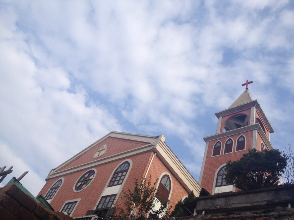 福州仓山区的一个教堂⛪️ 在四处拆迁的凌乱里 这里 依然安静