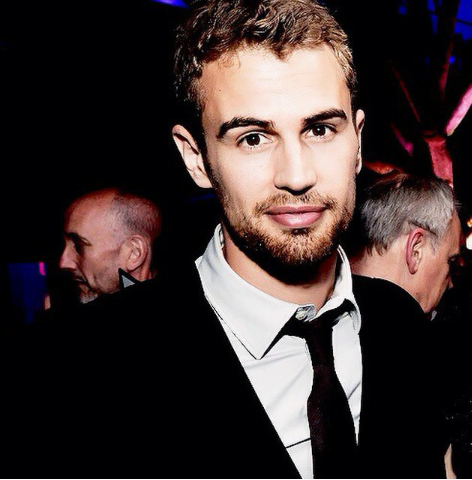 Theo James 提奥 詹姆斯