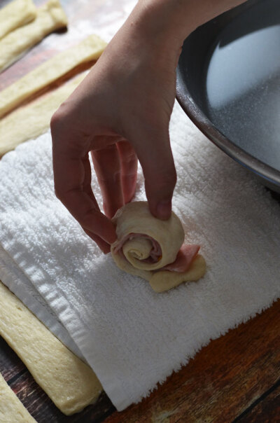 EASY HAM AND CHEESE PRETZEL PINWHEELS