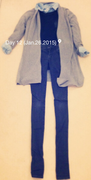  那么为什么这一次没有用高大上模版呢？因为实在太麻烦了，摊手，作为一个懒癌患者，我们的口号是：能怎么烂就怎么烂！！！！！阿哈哈哈哈哈！！！！（⬅️蛇精病(￣(工)￣) ）其实这应该叫做《怎么让你的衣服看起来很多》系列吧。。。。。灰色开衫，黑色毛衣内搭蓝色衬衫，下身黑色牛仔裤。