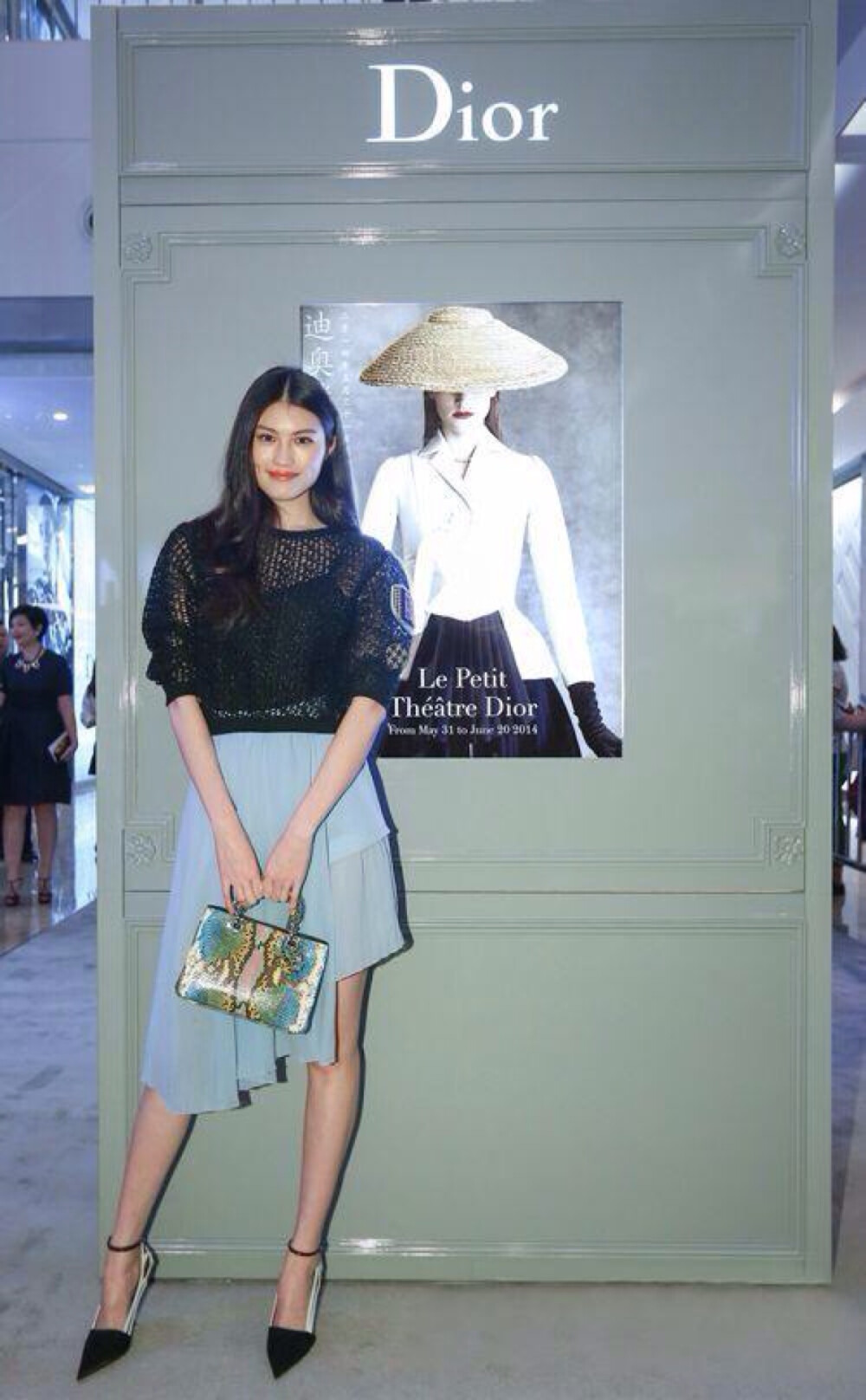中国#超模#何穗，时尚街拍Look，教你如何穿搭地更美！