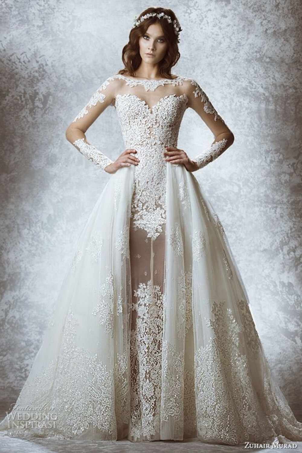 Zuhair Murad（祖海·慕拉）2015秋冬婚纱，此季婚纱礼服以复古和现代结合的刺绣大花为主调，美妙的轮廓版型剪裁，褶皱纱织的大裙摆，婚纱上的每一个细节都是精工细作，完美而奢华。