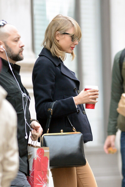 TAYLOR SWIFT - left her apartment [14/12/05]