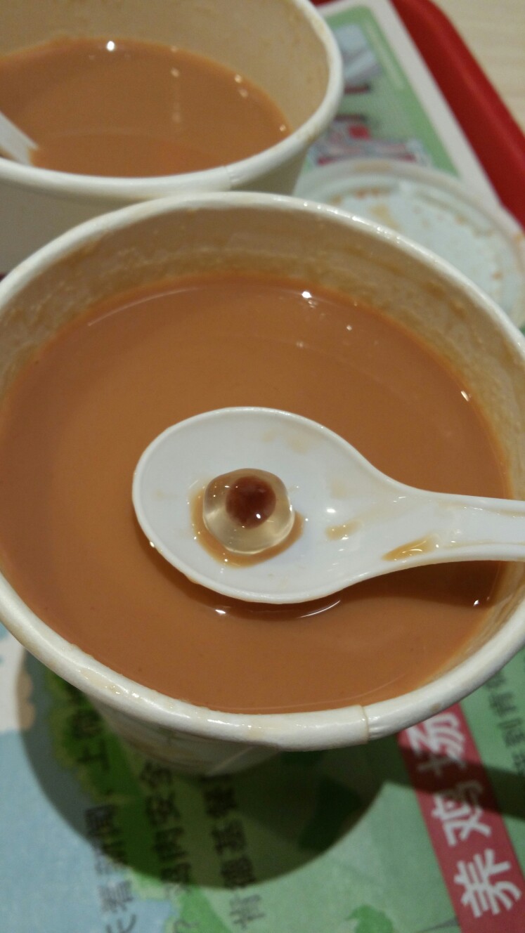 KFC的奶茶~我是奶茶控~他都陪我喝