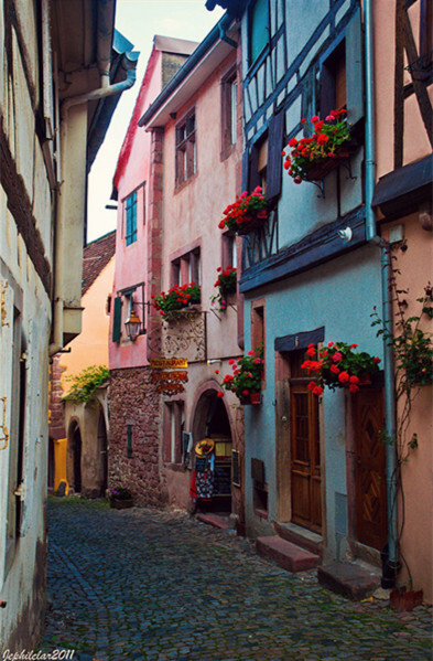 Riquewihr, Alsace, France。酒城利克威尔是法国阿尔萨斯大区（Alsace）的小镇，距北部的科尔玛（Colmar）15公里。座落在酒乡之路旁边的一处山谷中，整个小城寻觅不到一丝现代建筑的痕迹，仿佛历史的演义在这里突然停滞，使之永远定格在古朴纯美的十七世纪。因风景如画的中世纪艺术和建筑闻名于世。