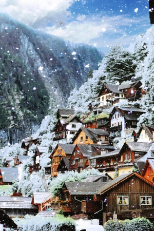 Hallstatt, Austria(by Navalarp Teratanatorn)。哈尔施塔特镇是奥地利上奥地利州萨尔茨卡默古特地区的一个村庄， 位于哈尔施塔特湖湖畔。历史上这一地区就因盐而致富。因此这里又被称作“世界最古老的盐都”。 哈尔施塔镇也被称为世界上最美的小镇， 来到这里，发现这里有一种安静恬然的气韵， 是一种纯正淡定的欧洲气质， 到处能看见童话般清幽美丽的小木屋， 纯净的生命气息散发在空气中。恬淡，美好。哈尔施塔特的居民更喜欢把自己的家乡称作“木头镇”。